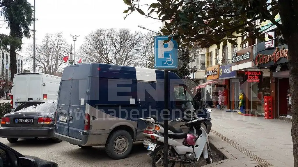 Haber: Kaldırımdaki Araçlara Ceza Kesiliyor - Galeri-1