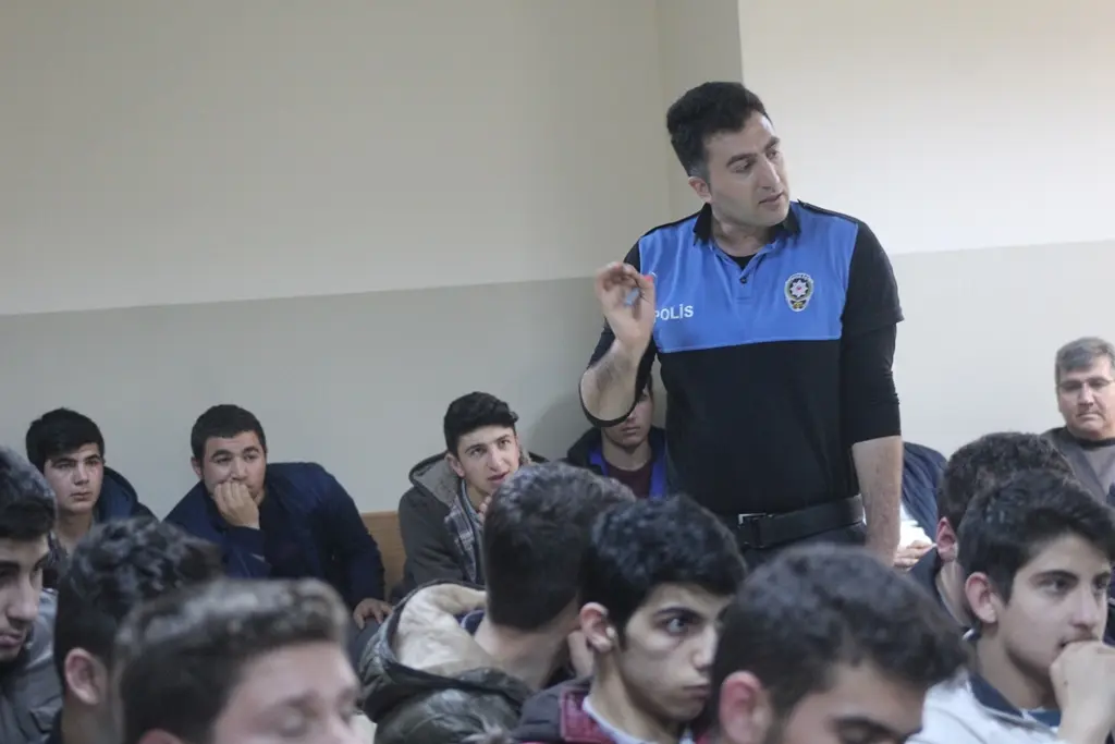 Haber: Polis, Öğrencilerden Yardım İstedi - Öne Çıkan