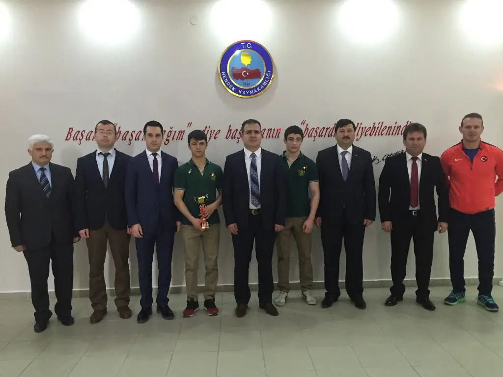 Haber: Şampiyon Güreşçiler Kaymakam Akbıyık’ı Ziyaret etti - Öne Çıkan