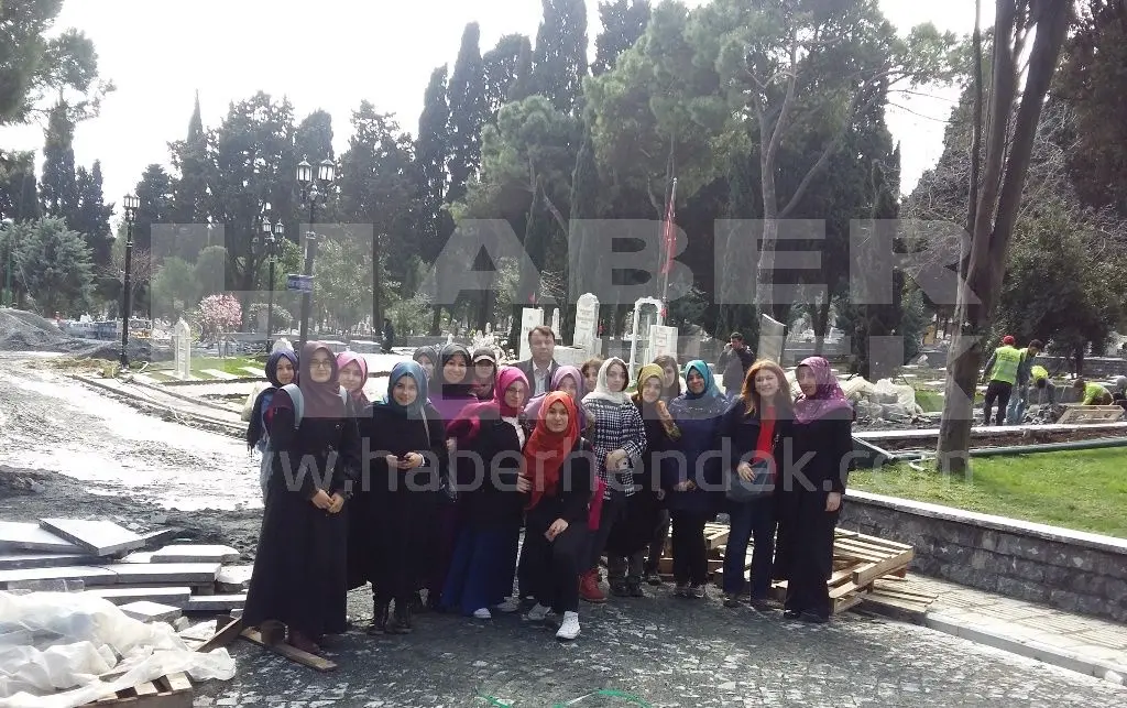 Haber: Hendek İmam Hatip Lİsesi Öğrencilerinden Millî Şairimize Vefa - Galeri-1