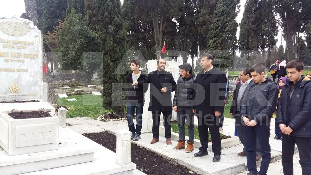 Haber: Hendek İmam Hatip Lİsesi Öğrencilerinden Millî Şairimize Vefa - Galeri-3