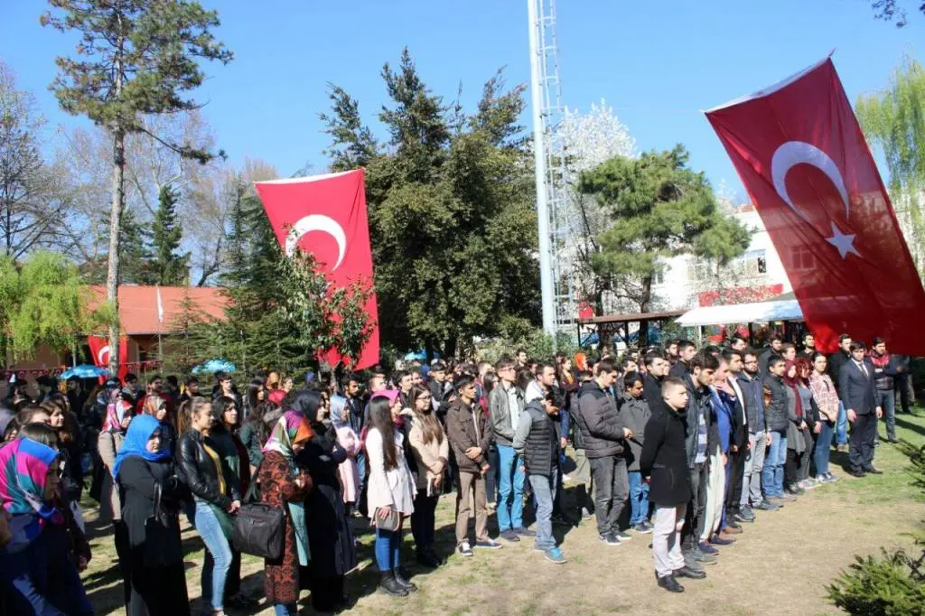 Haber: Eğitim fakültesi öğrenci konseyi Çanakkale şehitlerini andı - Galeri-1