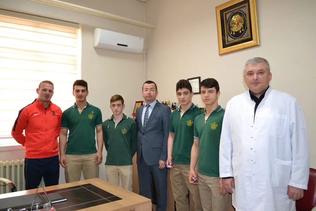 Haber: Şampiyonlara Okul Müdüründen Altın - Öne Çıkan