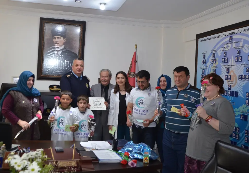 Haber: MİNİKLER VE ÖZEL ÖĞRENCİLER DE POLİSİ UNUTMADI - Öne Çıkan