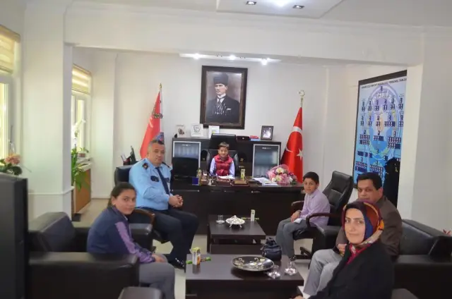 KÜÇÜK EMNİYET MÜDÜRÜ TELSİZLE BÜTÜN EKİPLERE ANONS ETTİ
