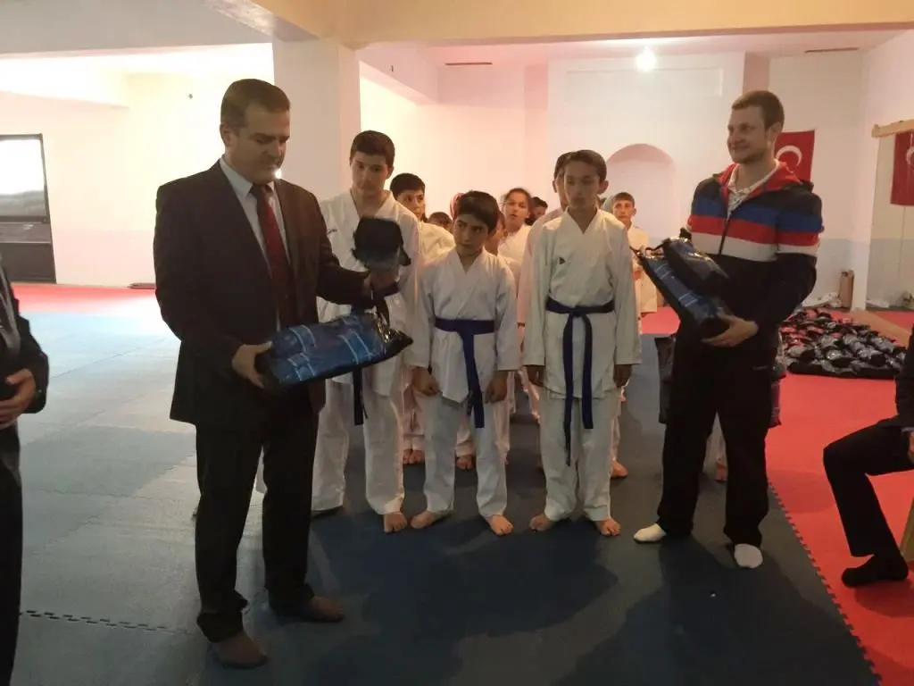 Haber: Kaymakam Akbıyık sporculara Spor Malzemesi Dağıttı - Galeri-1
