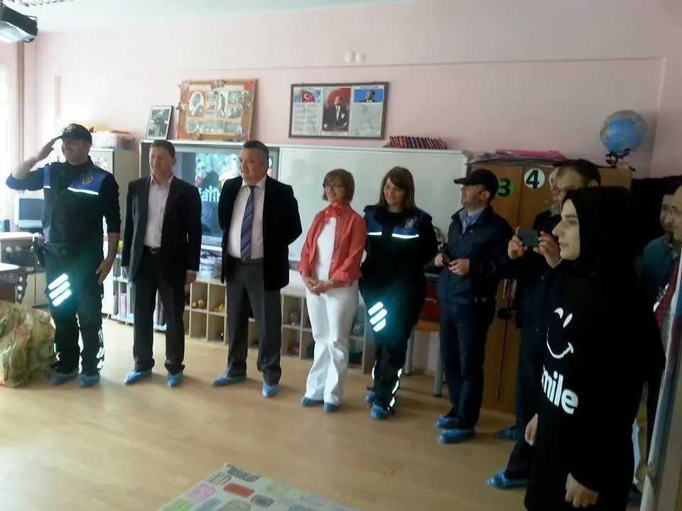 Haber: HENDEK EMNİYET MÜDÜRÜNDEN MİNİKLERE JEST - Galeri-1