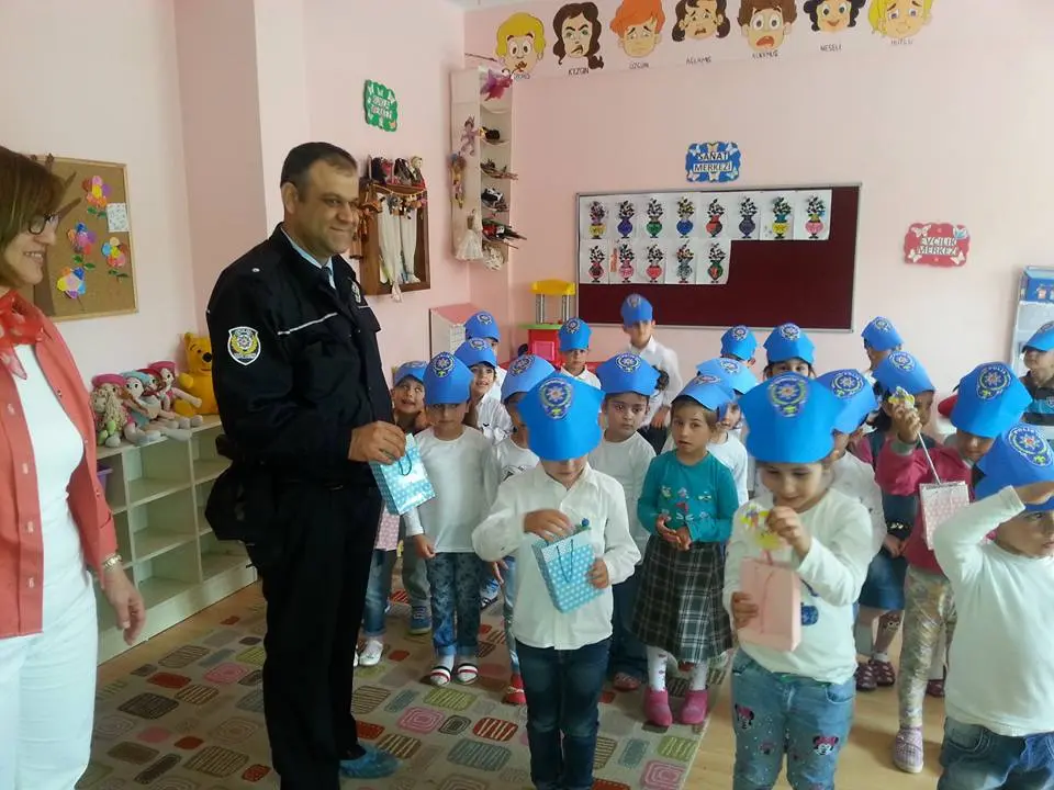 Haber: HENDEK EMNİYET MÜDÜRÜNDEN MİNİKLERE JEST - Galeri-2