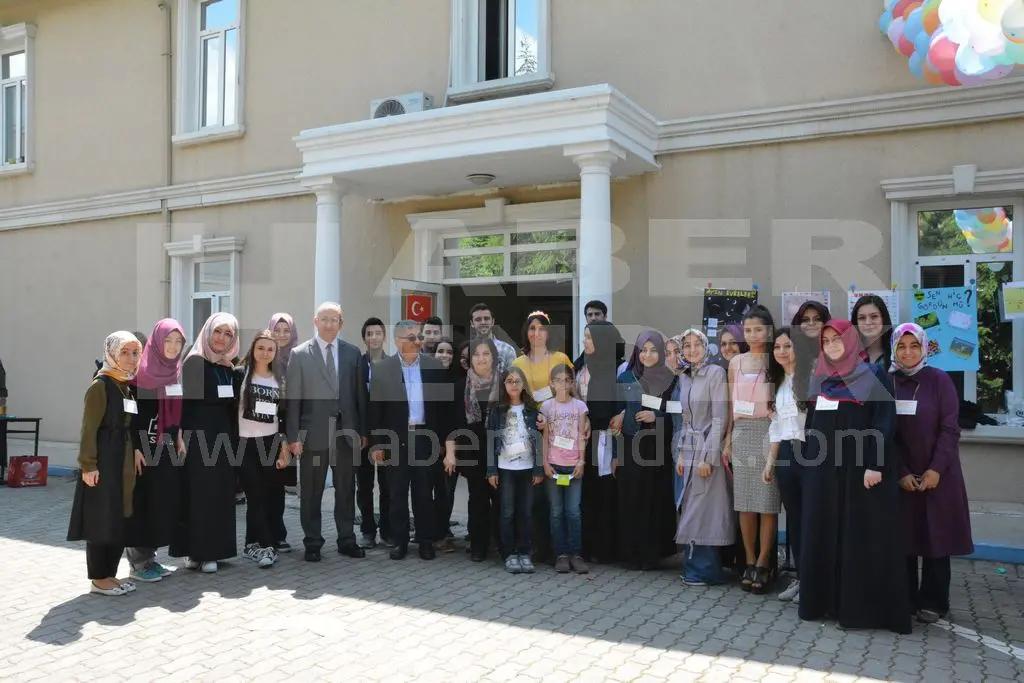 Haber: Eğitim Fakültesi Öğrencilerinden Bilim Şenliği - Öne Çıkan
