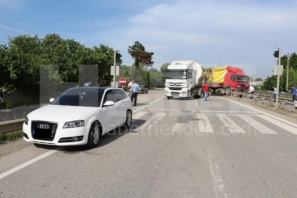 Haber: Hendek’te Üç Aracın Karıştığı Kazada Yaralanan Olmadı - Galeri-2