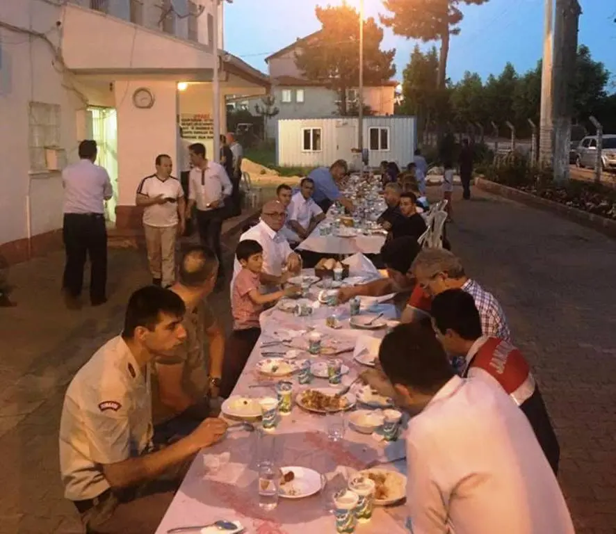 Haber: Cezaevi Müdürü Zahit Şan, Adliye Personeline iftar verdi. - Galeri-4