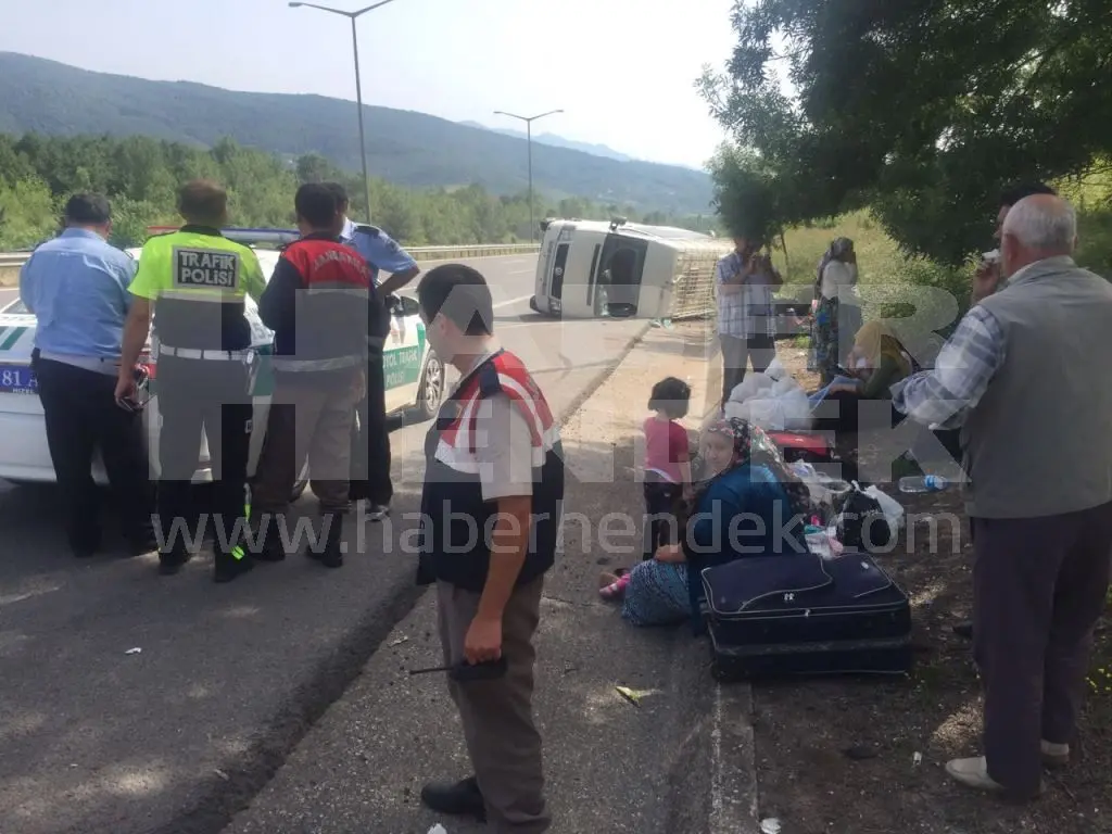 Haber: Lastikleri Patlayan Minibüs Devrildi, Dört Kişi Yaralandı - Galeri-1