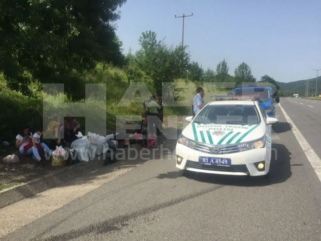 Haber: Lastikleri Patlayan Minibüs Devrildi, Dört Kişi Yaralandı - Galeri-2