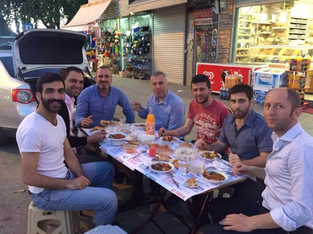 Haber: Keskin Müzik Market ve Çerezci Esnaf  Arkadaşları İle Birlikte İftar Yaptı - Galeri-1