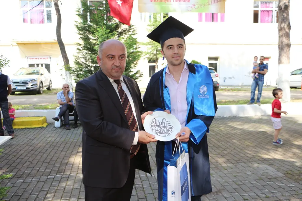 Haber: Hendek Meslek Yüksekokulunda Mezuniyet Heyecanı - Galeri-5