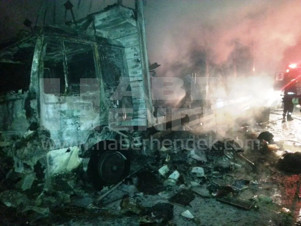 Haber: Ev Eşyası Nakili Yapan Kamyon Tamamen Yandı - Galeri-1