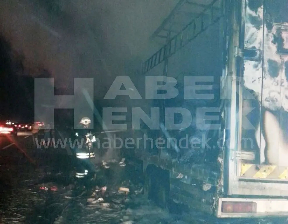 Haber: Ev Eşyası Nakili Yapan Kamyon Tamamen Yandı - Galeri-2