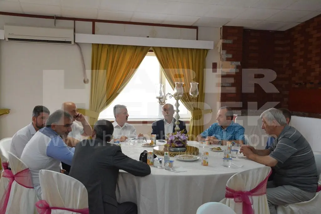 Haber: Halk Bayramlaşması Protokol Bayramlaşmasına Döndü - Galeri-5