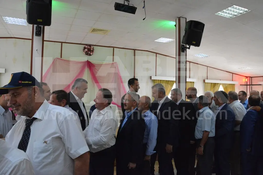 Haber: Halk Bayramlaşması Protokol Bayramlaşmasına Döndü - Galeri-7