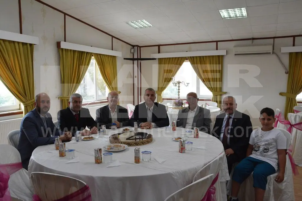 Haber: Halk Bayramlaşması Protokol Bayramlaşmasına Döndü - Galeri-4