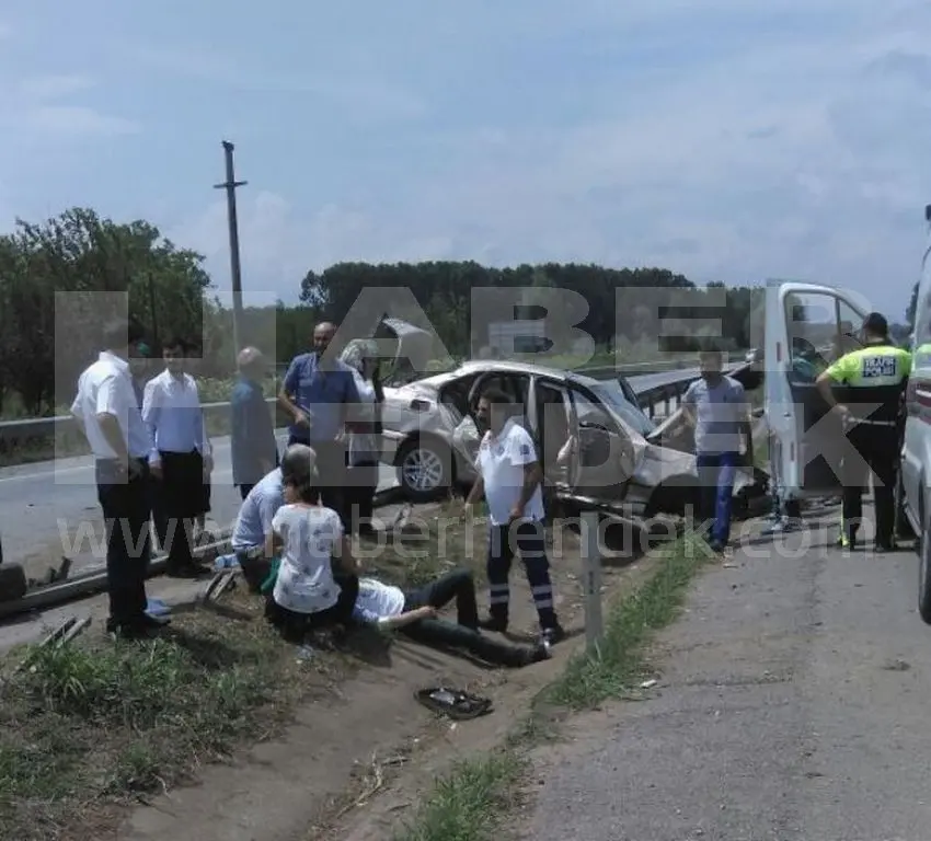 Haber: Otomobil Bariyerlere Çarptı, İki Kişi Yaralandı - Galeri-2