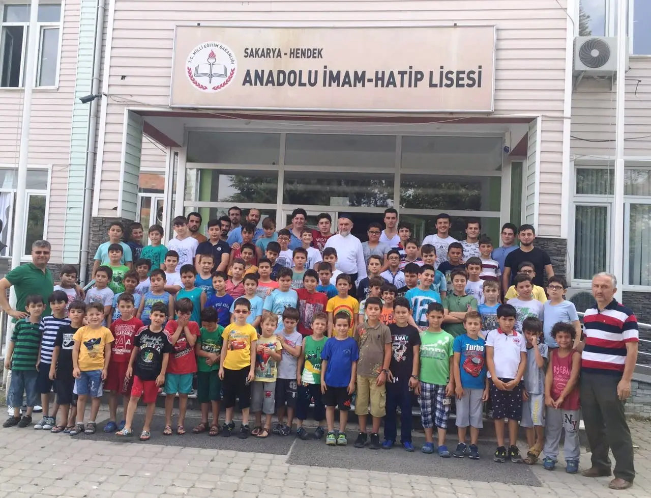 Haber: İrfan Mektebi Öğrencileri Şehit ve Gazi Ailelerini Unutmadı - Öne Çıkan