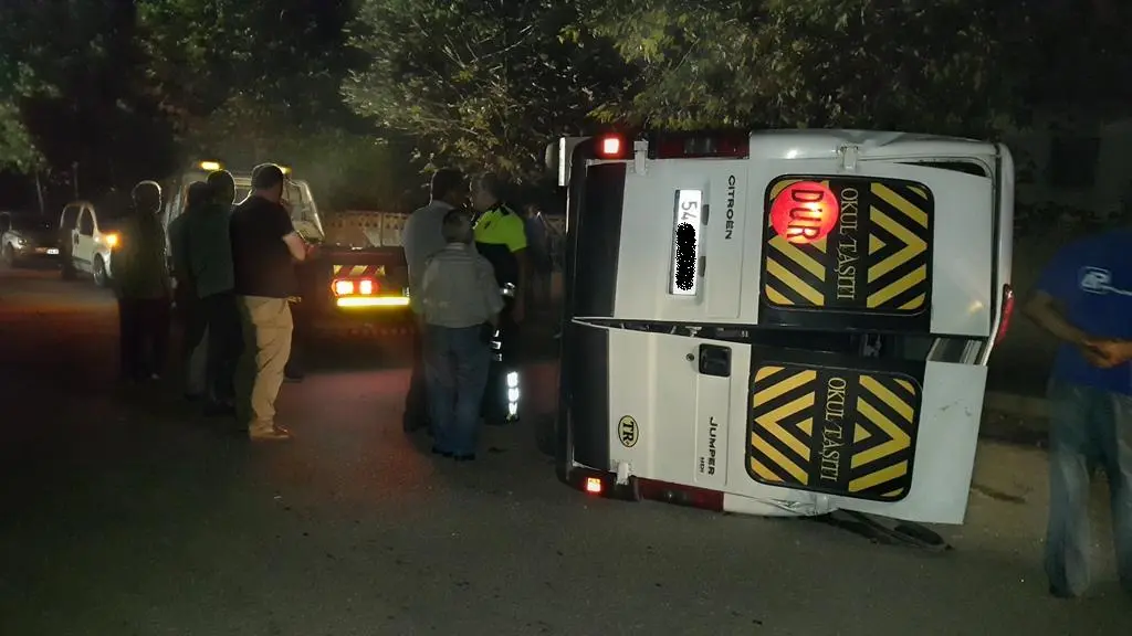Haber: Otomobille Çarpışan Servis Minibüsü Devrildi Bir Kişi Yaralandı - Öne Çıkan