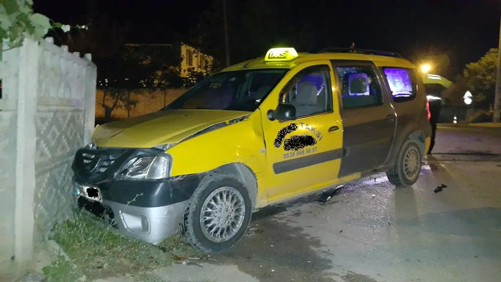 Haber: Otomobille Çarpışan Servis Minibüsü Devrildi Bir Kişi Yaralandı - Galeri-1