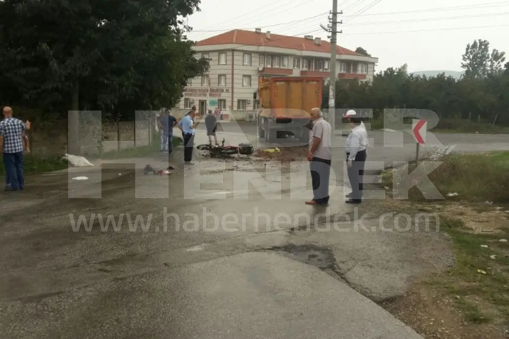 Haber: Kamyonla Çarpışan Motorsiklet Sürücüsü Ağır Yaralandı - Galeri-1