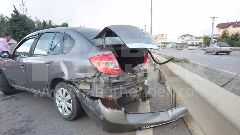 Haber: Tır’a çarpan Otomobilde Büyük Çapta Maddi Hasar Meydana Geldi - Galeri-1