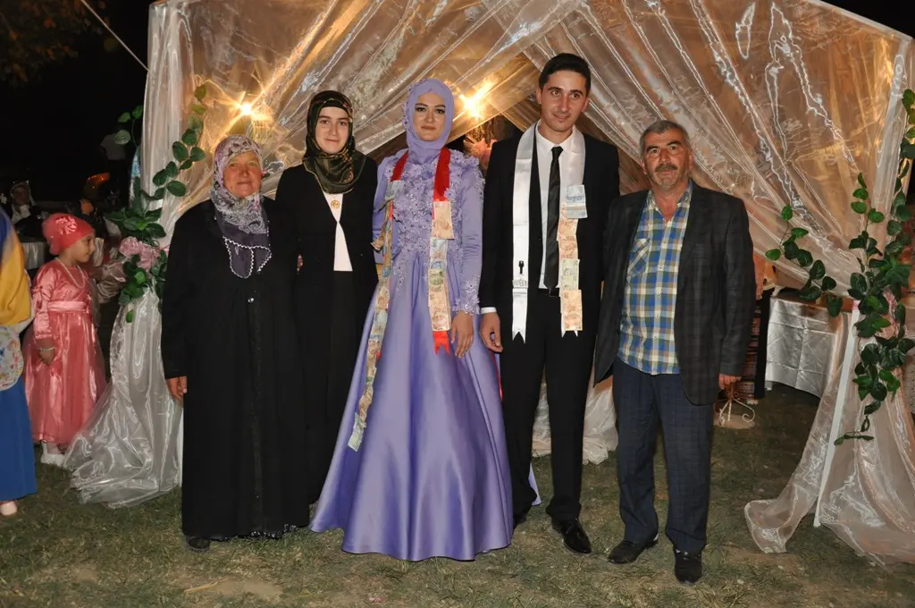 Haber: Büşra Ve Emre Evlilik Yolunda İlk Adımı Attılar - Galeri-2