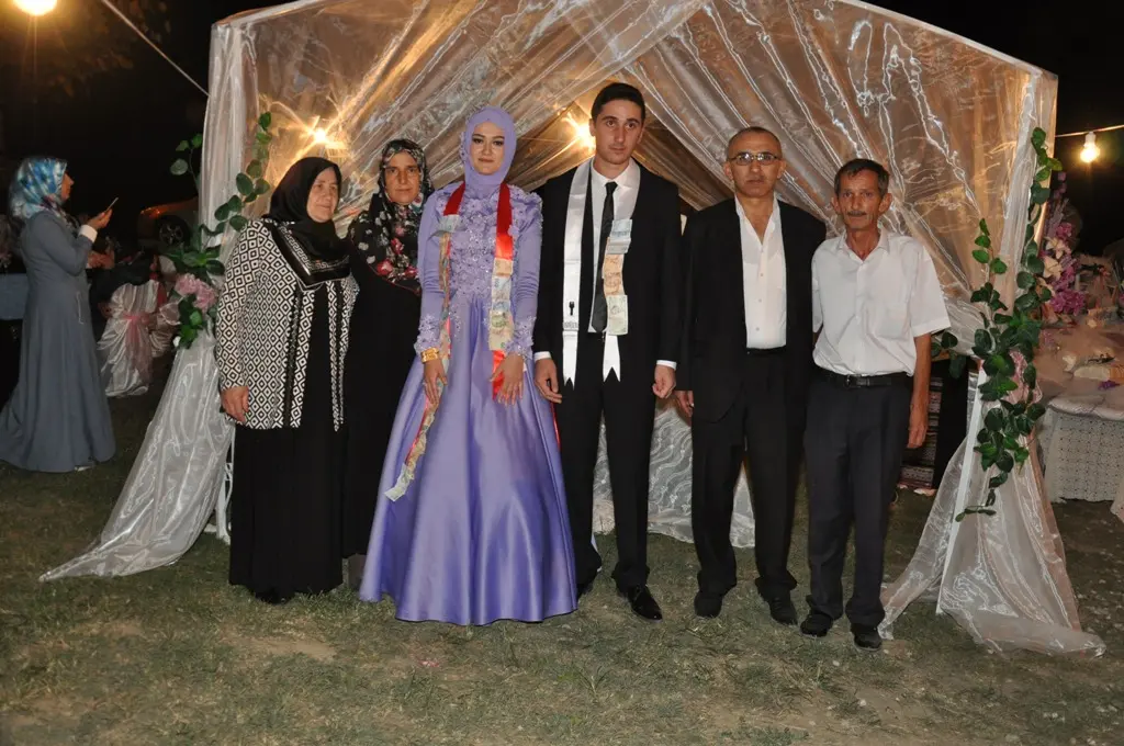 Haber: Büşra Ve Emre Evlilik Yolunda İlk Adımı Attılar - Galeri-1