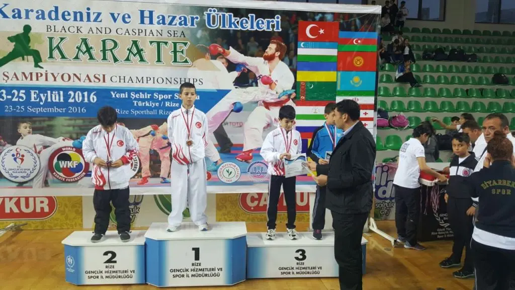 Haber: Hendek'li Karateciler Karadeniz de Fırtına Gibi Esti - Öne Çıkan