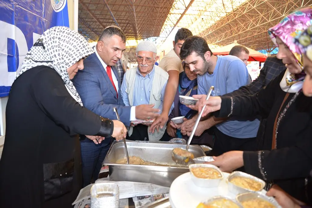 Haber: Hendek Belediyesi aşure dağıttı - Galeri-1