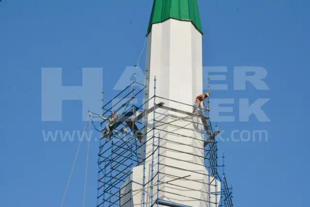 Akıllanmıyoruz, Minarede Çalışan İşçiler Ölüme Meydan Okuyorlar