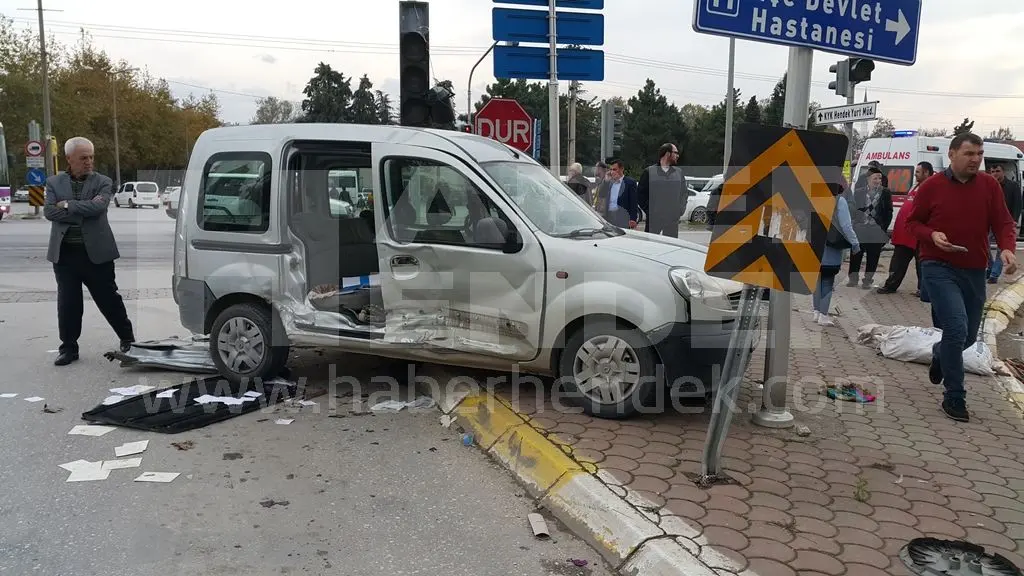 Haber: Ambulans Kaza Yaptı 5 Kişi Yaralandı - Galeri-2