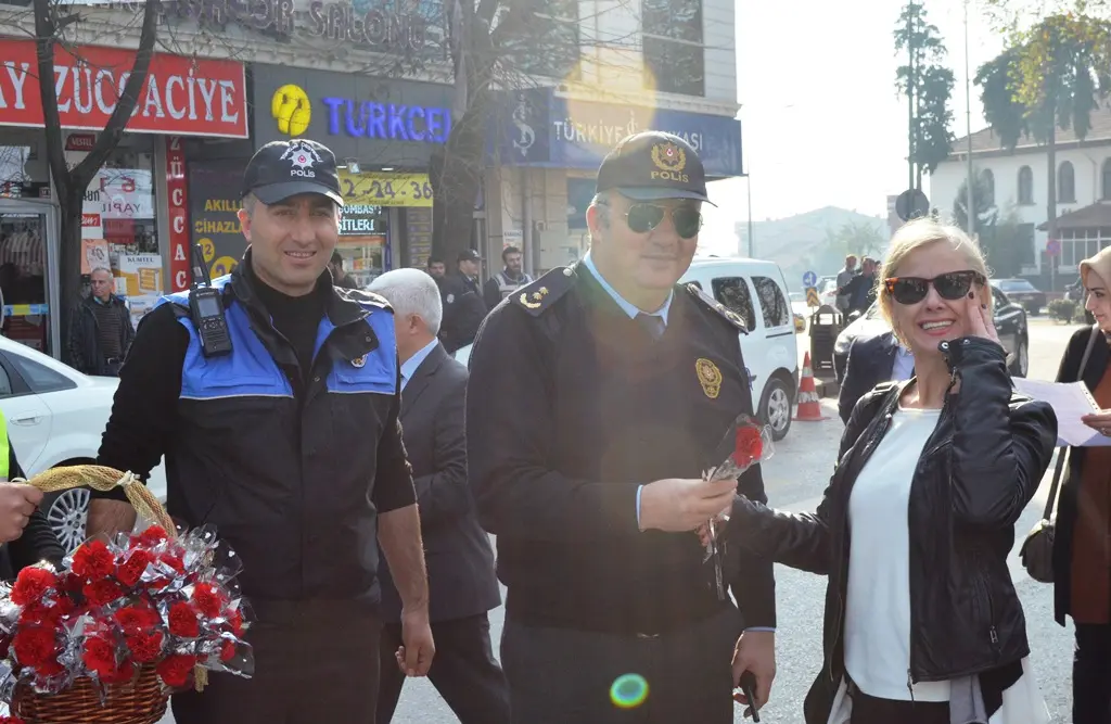 Haber: Hendek Polisinden Öğretmenlere Karanfilli Kutlama - Galeri-1