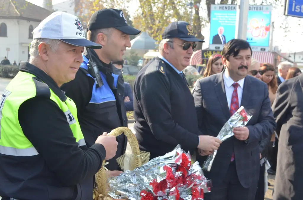 Haber: Hendek Polisinden Öğretmenlere Karanfilli Kutlama - Galeri-2