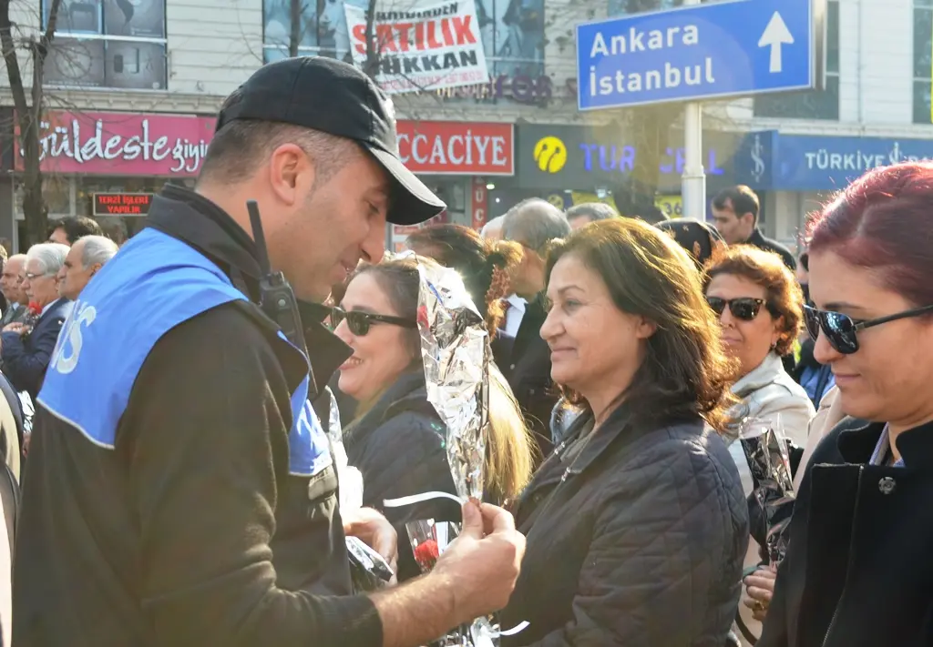 Haber: Hendek Polisinden Öğretmenlere Karanfilli Kutlama - Galeri-4