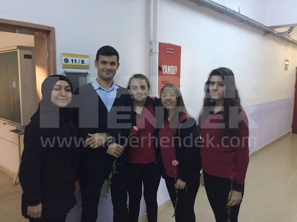 Haber: Ülkücü Gençlerden Öğretmenlere Karanfil - Galeri-1
