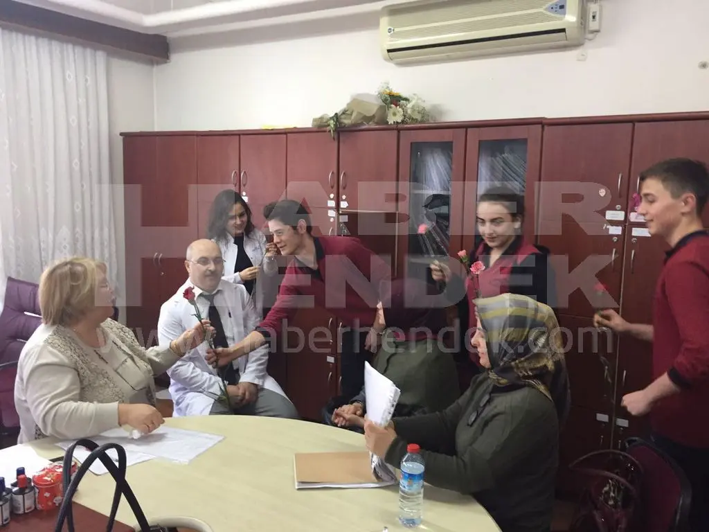 Haber: Ülkücü Gençlerden Öğretmenlere Karanfil - Galeri-3