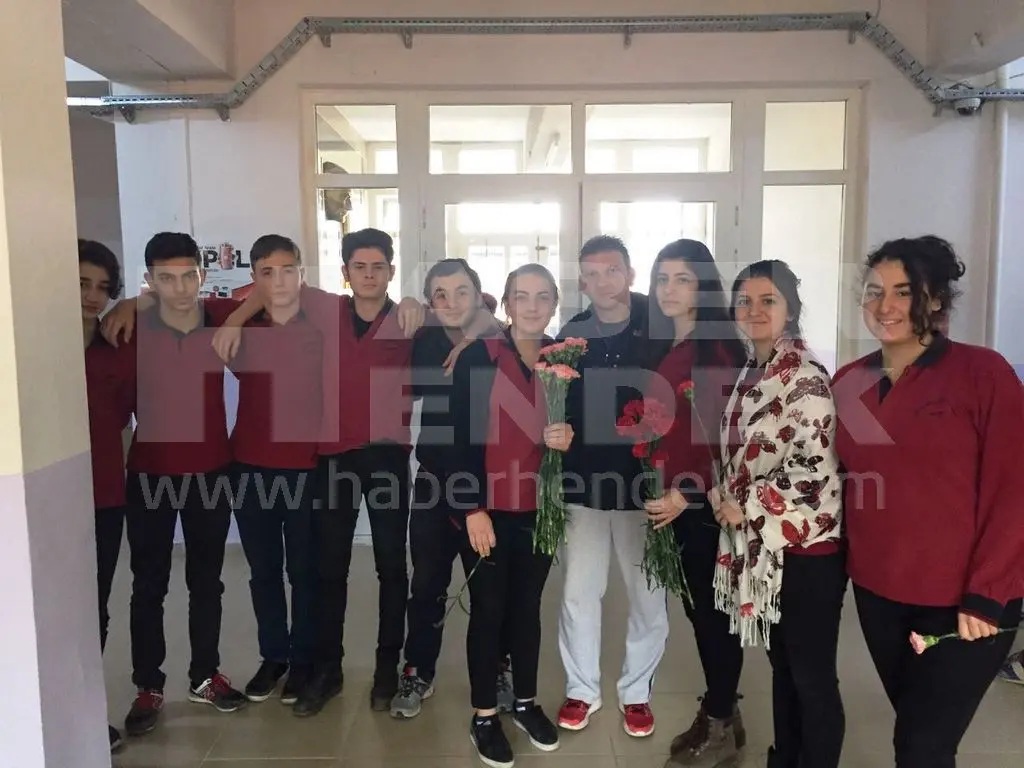 Haber: Ülkücü Gençlerden Öğretmenlere Karanfil - Galeri-4