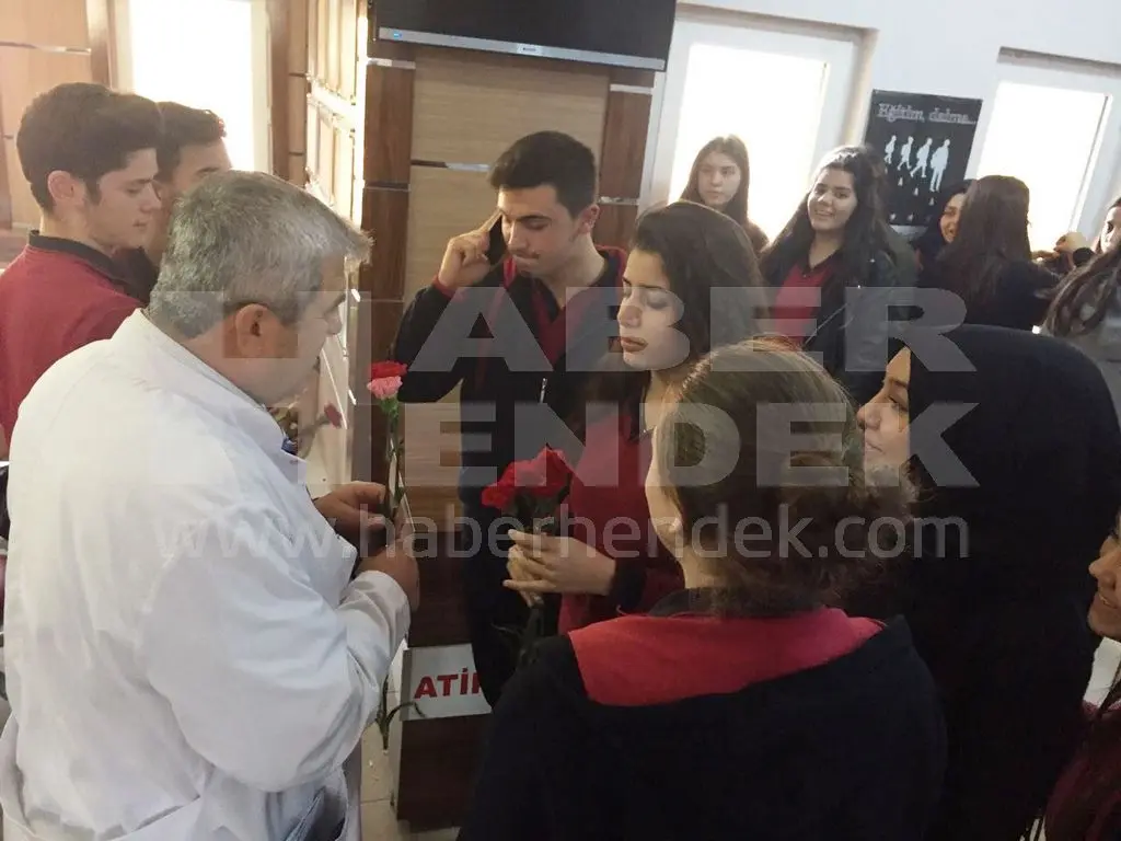 Haber: Ülkücü Gençlerden Öğretmenlere Karanfil - Galeri-2