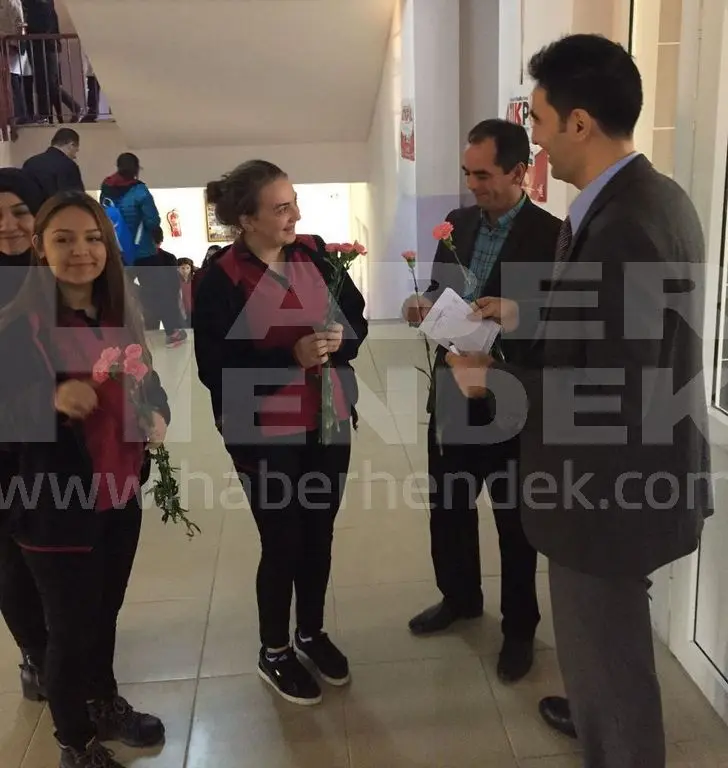 Haber: Ülkücü Gençlerden Öğretmenlere Karanfil - Galeri-10