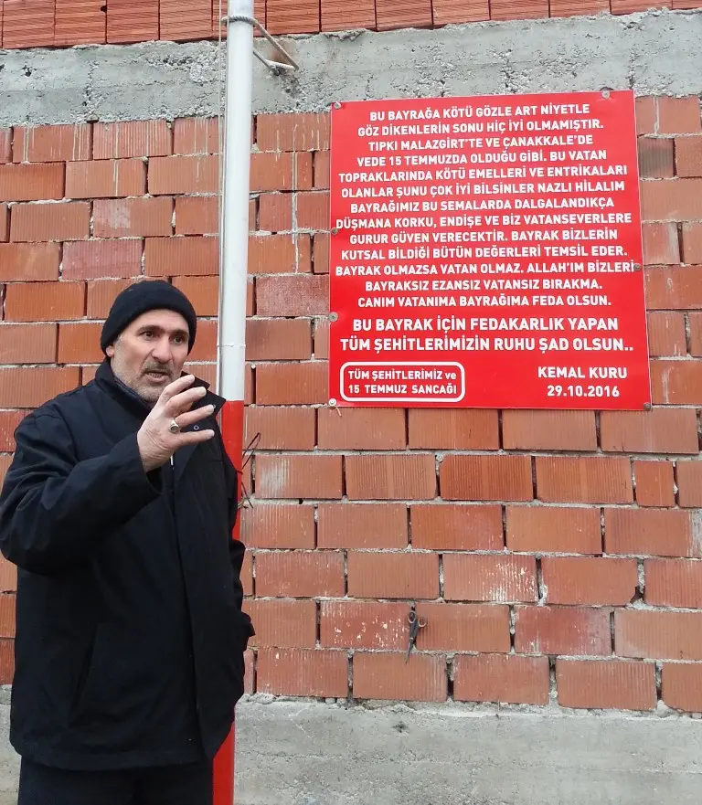 Haber: 15 Temmuz ve Tüm Şehitler İçin 15 Metre yükseğe Bayrak  Dikti - Galeri-2