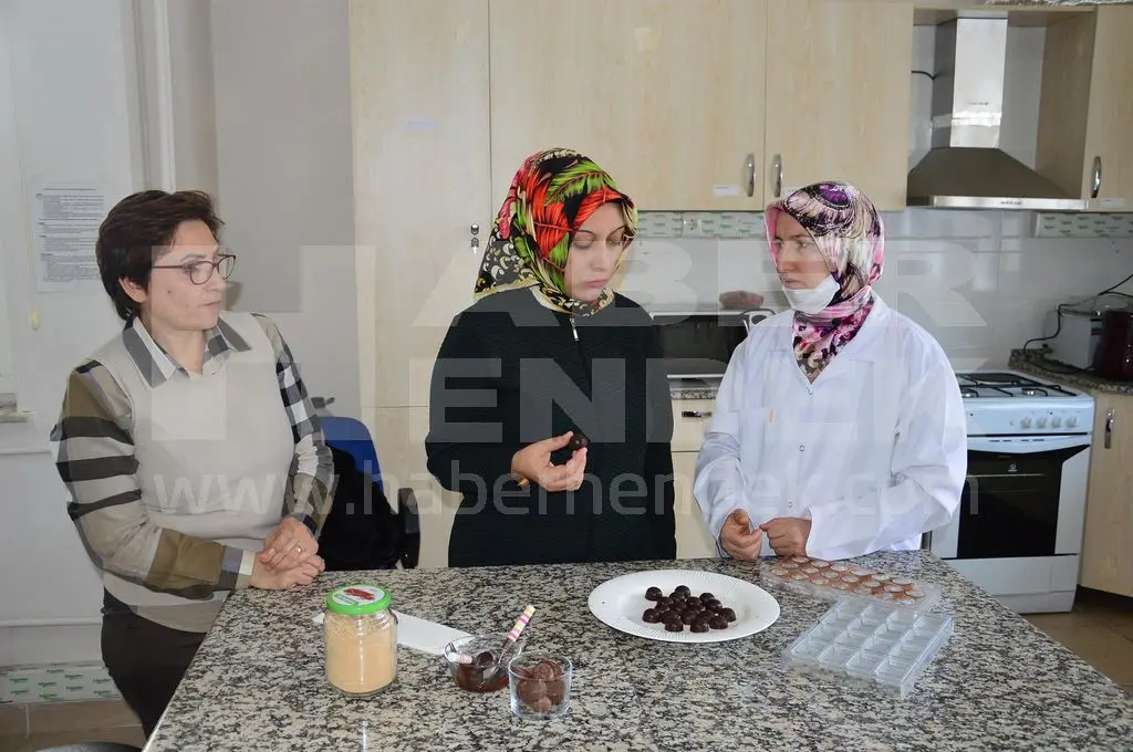 Haber: Kadın Obeziteler ve Şeker Hastaları İçin Şekersiz Çikolata İmal Etti - Galeri-1
