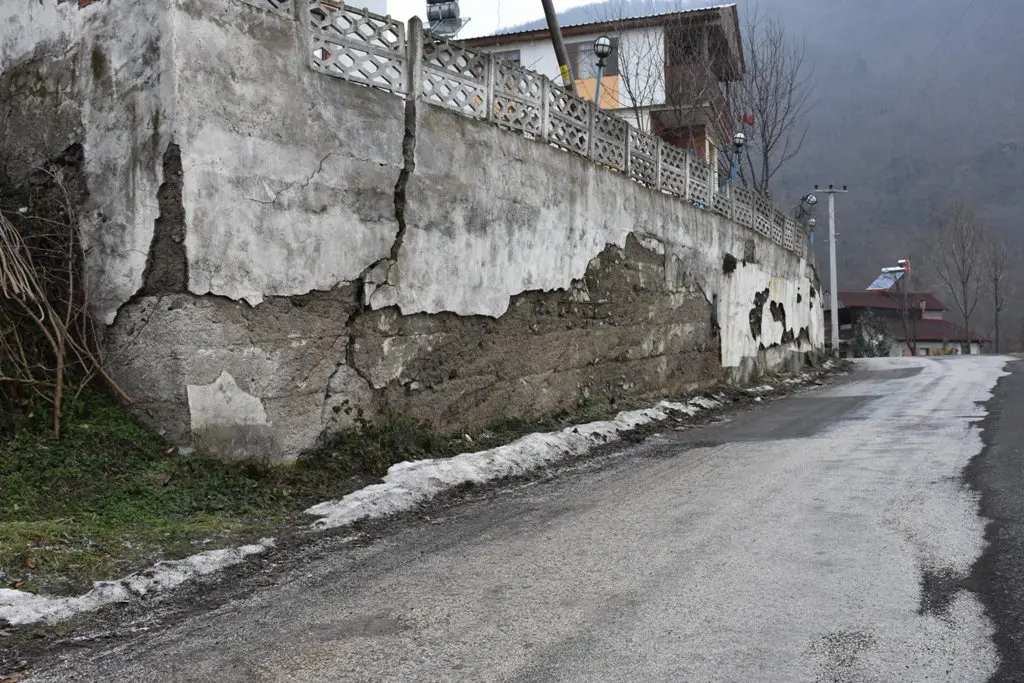 Haber: O Duvar Tehlike Saçmaya Devam Ediyor - Öne Çıkan