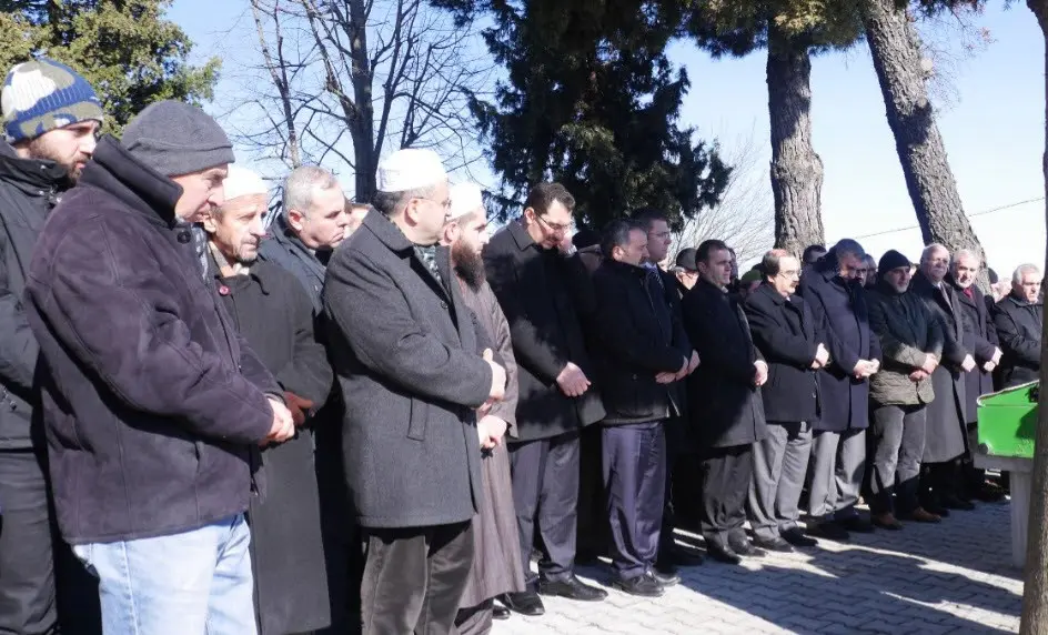 Haber: Şenay Sakal'ın Babası Son Yolculuğuna Uğurlandı. - Galeri-1