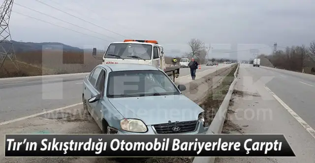 Tır’ın Sıkıştırdığı Otomobil Bariyerlere Çarptı