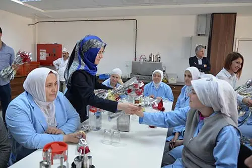 Haber: Başkan Püsküllü, Fabrika çalışanlarının Kadınlar Gününü kutladı - Galeri-1